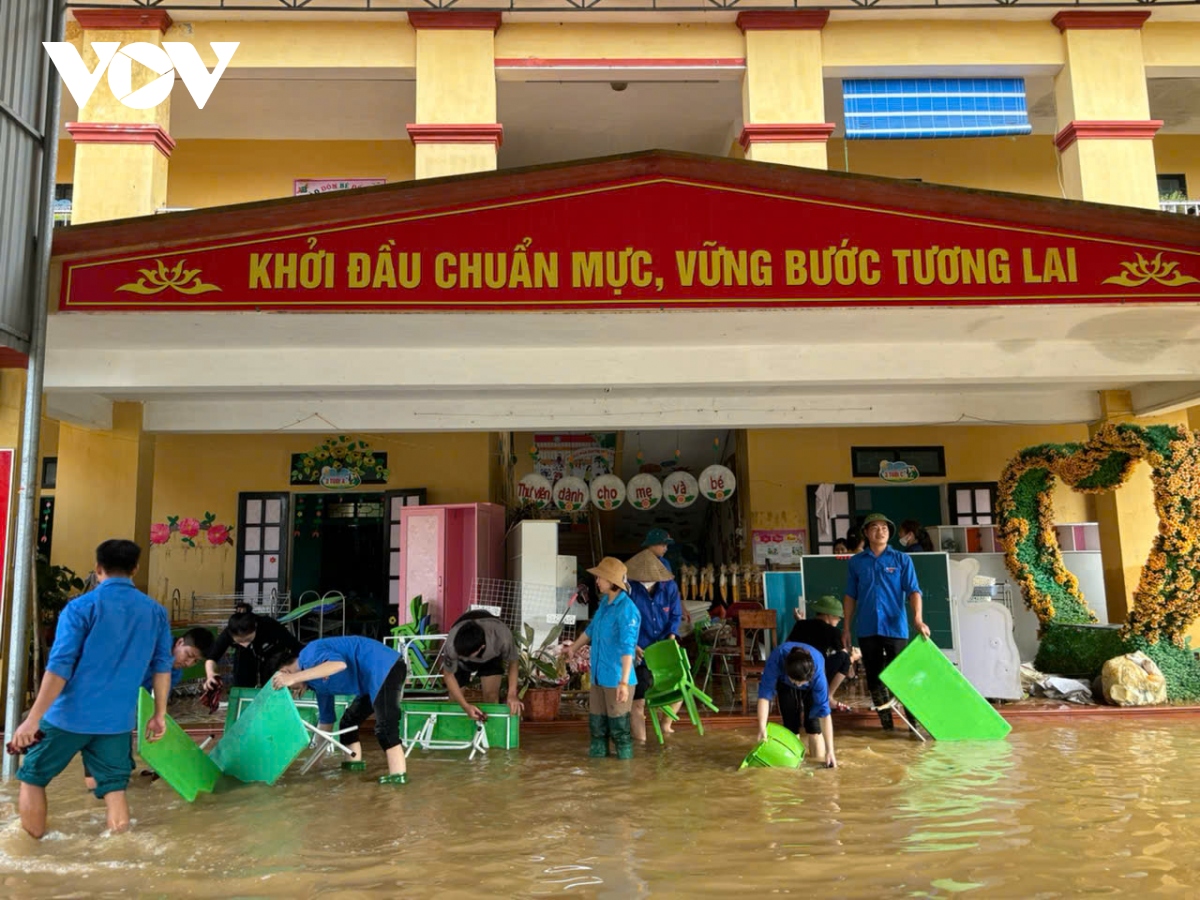 giao vien va phu huynh vung lu vet bun don truong de don hoc sinh hinh anh 9