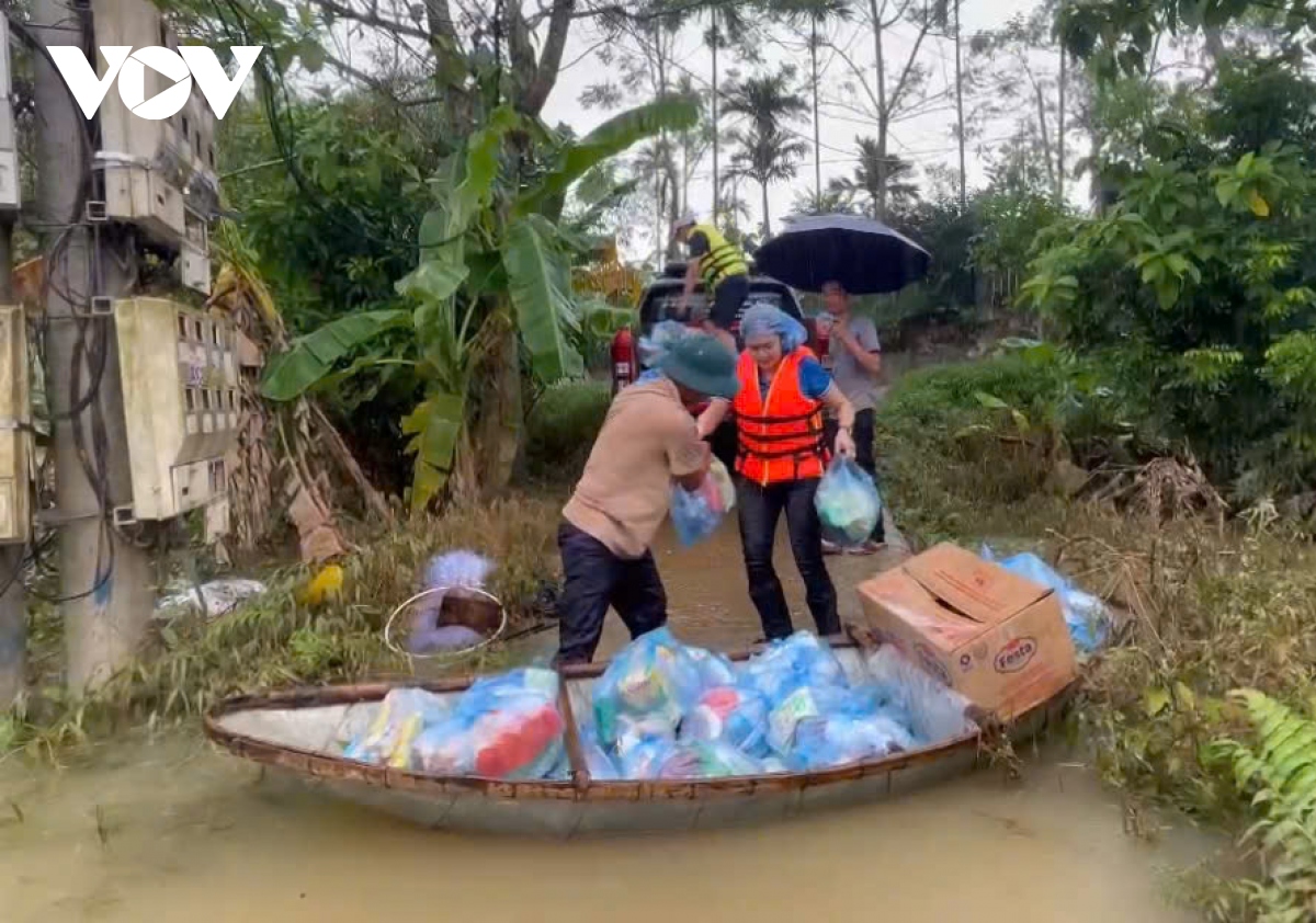 bao Dien tu vov cung cac nha hao tam ve voi ba con vung lu ha hoa hinh anh 6