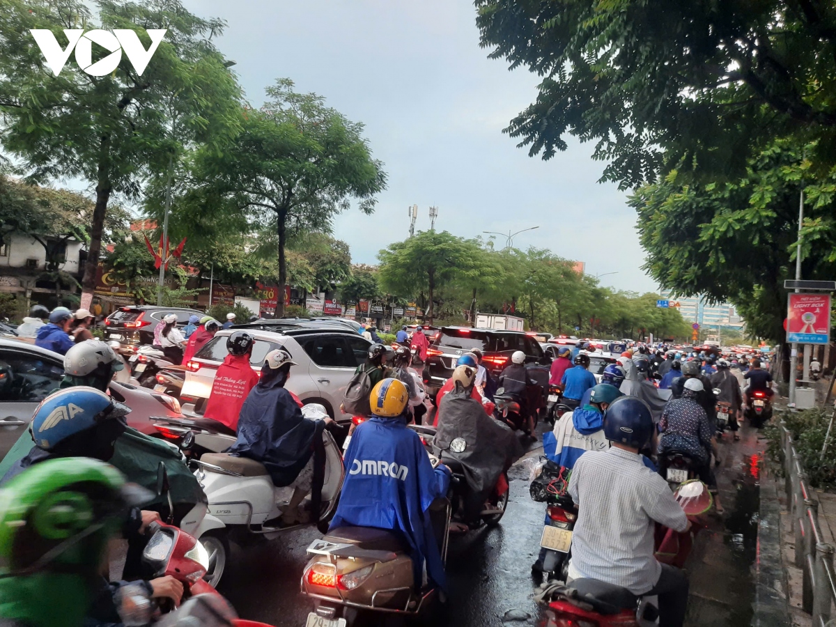 nguoi dan voi ve tranh bao, cac tuyen duong tai ha noi ket cung tu 15h chieu hinh anh 1