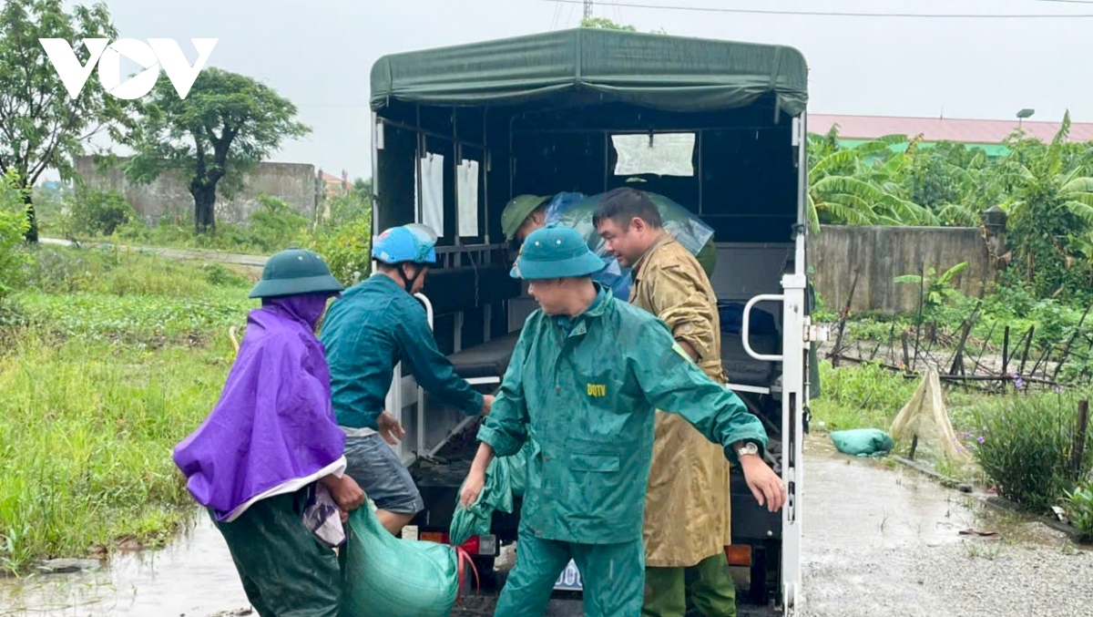 can bo, chien sy cong an ninh binh ho tro dan den noi tranh lu an toan hinh anh 13