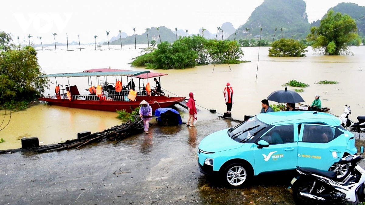 can bo, chien sy cong an ninh binh ho tro dan den noi tranh lu an toan hinh anh 25