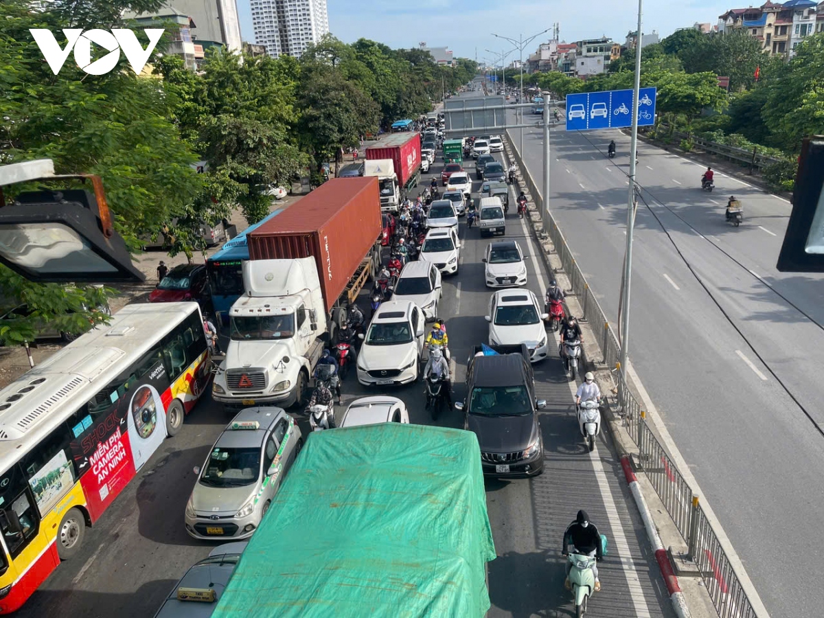 nguoi dan do ve ha noi sau ky nghi le 2 9, giao thong un tac cuc bo hinh anh 13