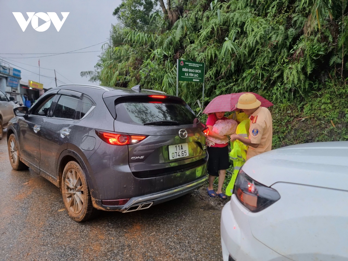 vuot 20 km duong rung dua nan nhan tro ve voi gia dinh hinh anh 17