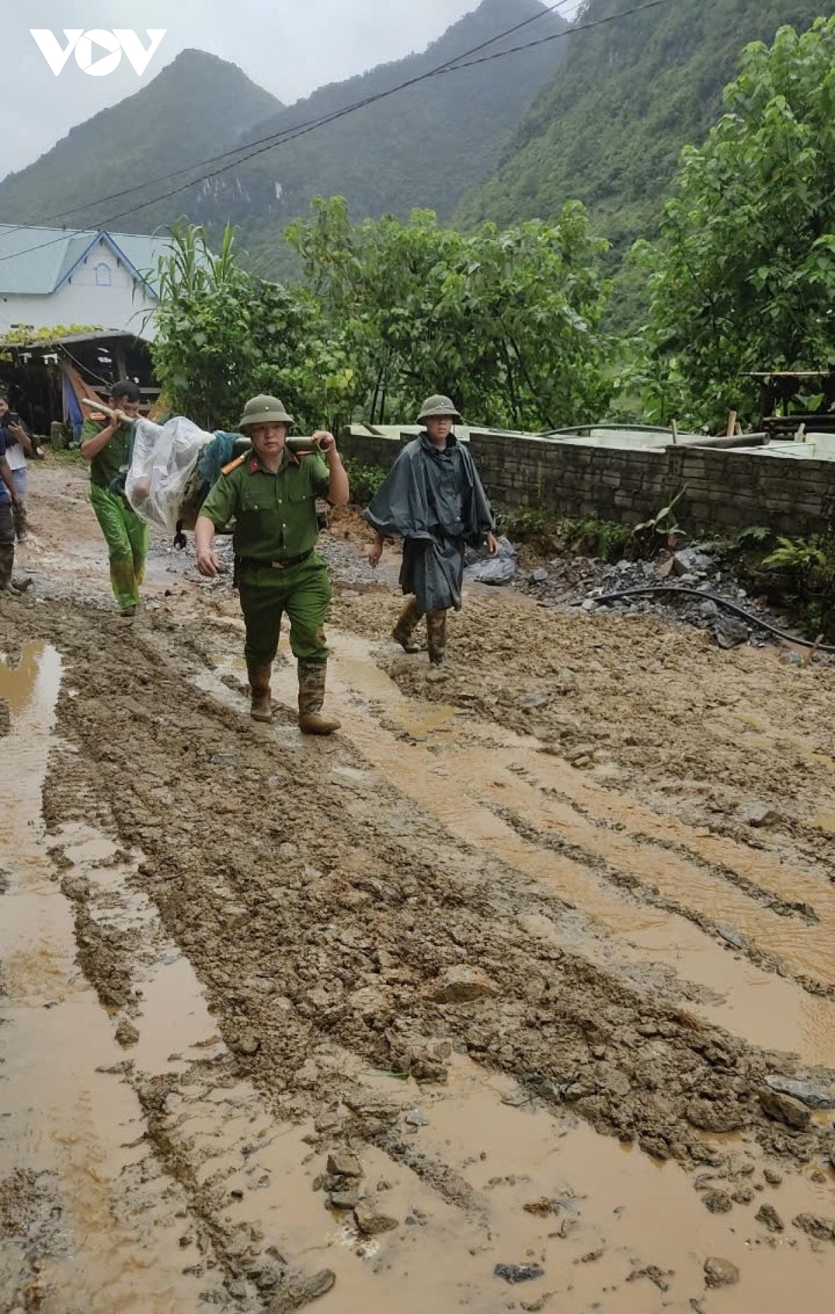 vuot 20 km duong rung dua nan nhan tro ve voi gia dinh hinh anh 16