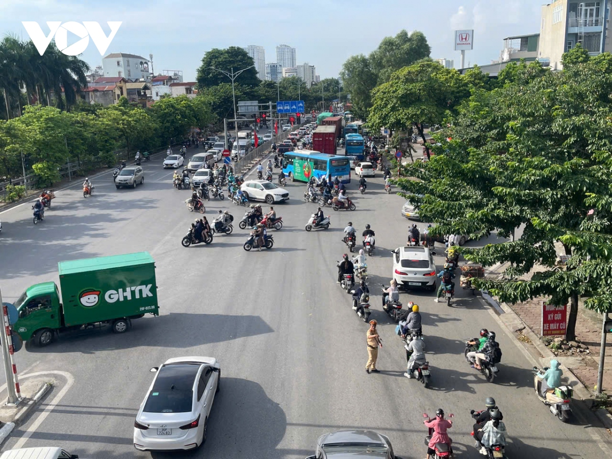 nguoi dan do ve ha noi sau ky nghi le 2 9, giao thong un tac cuc bo hinh anh 14