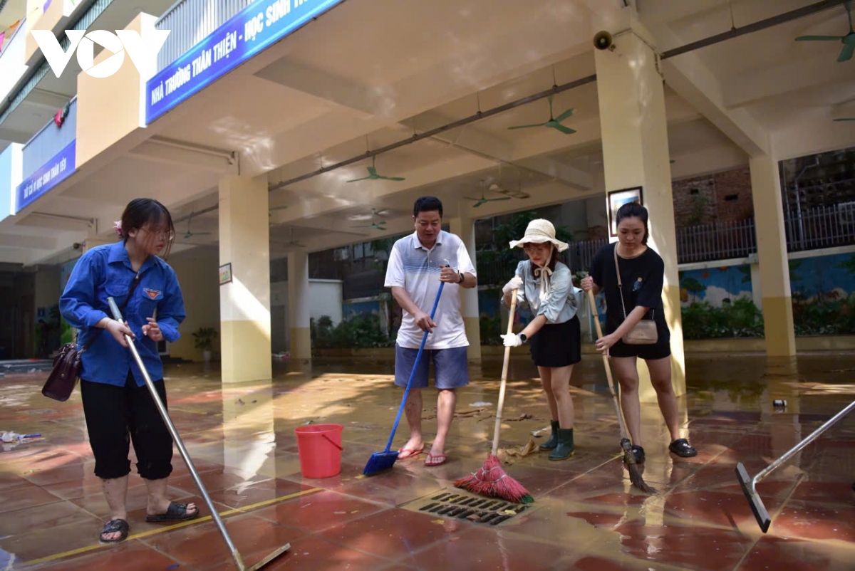 lu rut, nguoi dan khu vuc bai song hong hoi ha ve sinh nha cua hinh anh 12