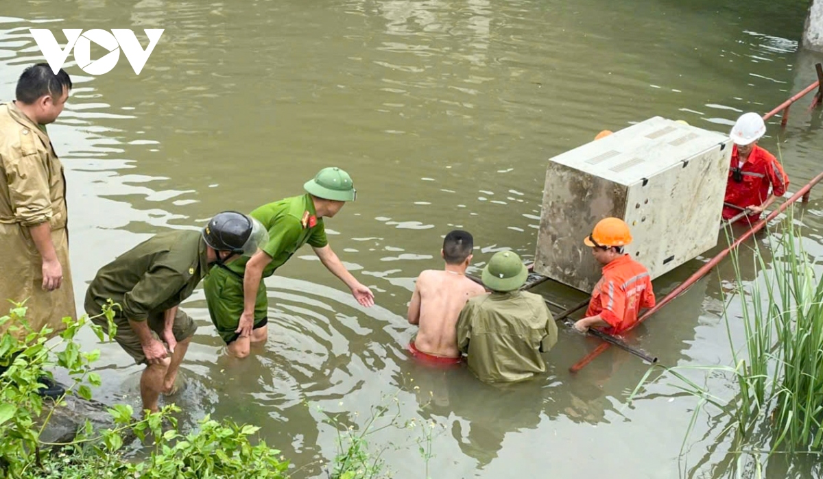 can bo, chien sy cong an ninh binh ho tro dan den noi tranh lu an toan hinh anh 14