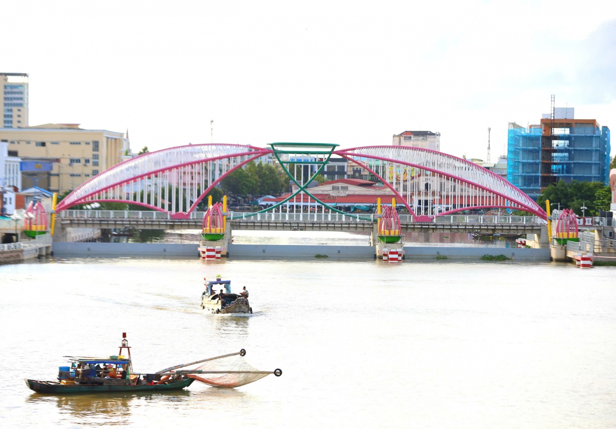 Au thuyen dau tien o viet nam vua chong ngap, vua bieu dien nhac nuoc nghe thuat hinh anh 14