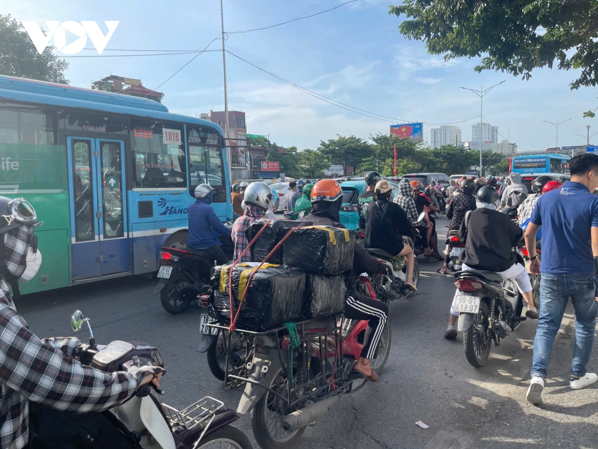 nguoi dan do ve ha noi sau ky nghi le 2 9, giao thong un tac cuc bo hinh anh 17