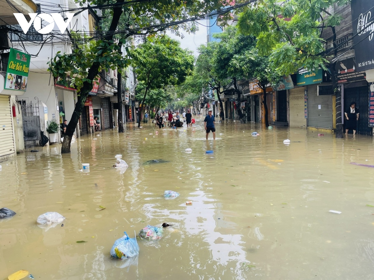 nguoi dan ha noi cheo thuyen tren nhieu ngo pho gan song hong hinh anh 15