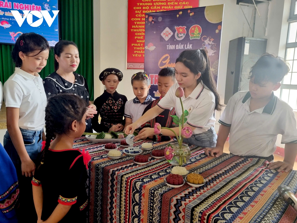 vui trung thu, thieu nhi Dak lak huong ve cac ban vung bao lu hinh anh 4