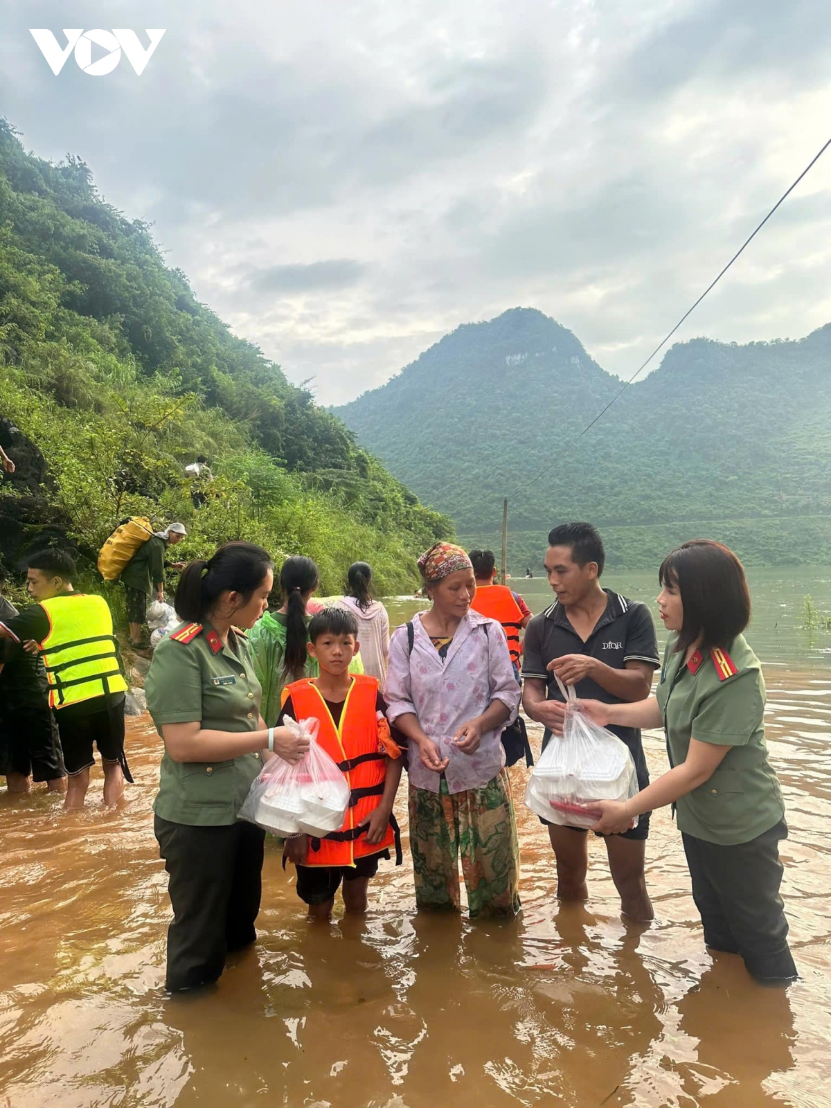 vuot 20 km duong rung dua nan nhan tro ve voi gia dinh hinh anh 20