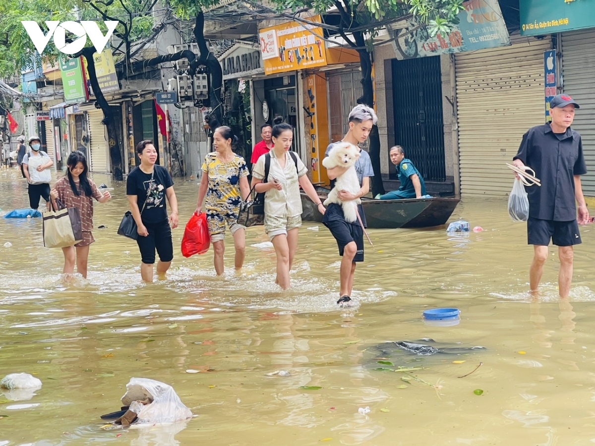 nguoi dan ha noi cheo thuyen tren nhieu ngo pho gan song hong hinh anh 16