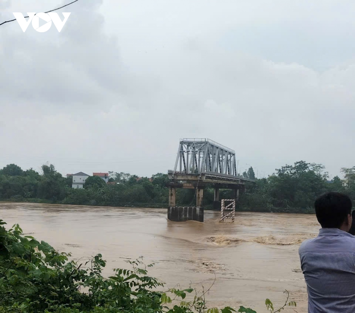 Phú Thọ: 2 nhịp cầu Phong Châu sập rơi xuống sông Hồng