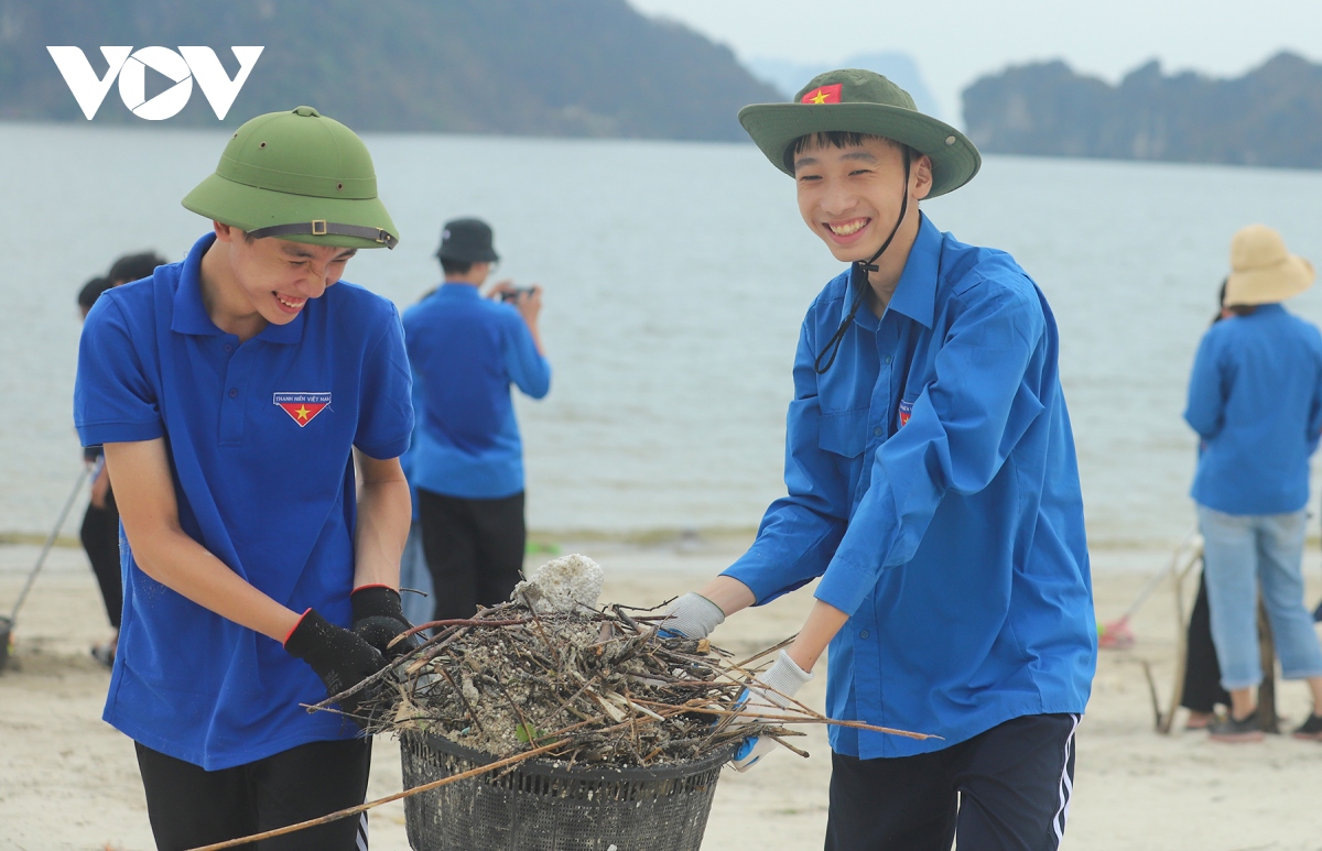 quang ninh tong ve sinh don dep bai bien va pho phuong hinh anh 1