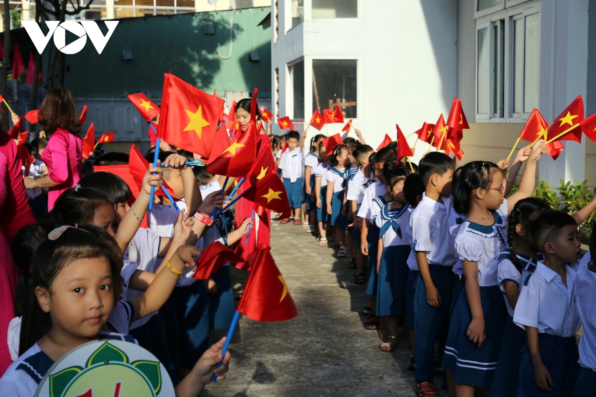 Học sinh cả nước tưng bừng khai giảng năm học mới