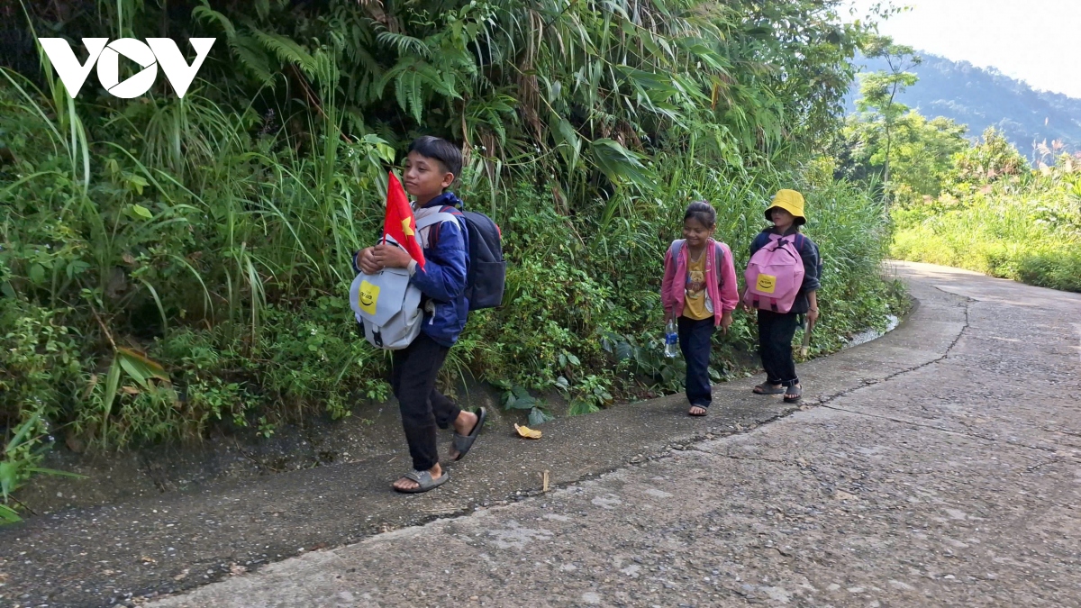 le khai giang dac biet o vung dong bao dan toc, vung kho khan hinh anh 1