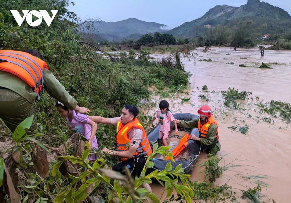  chay dua cuu nan nguoi dan, don rac thai tranh o nhiem o quang ninh hinh anh 1