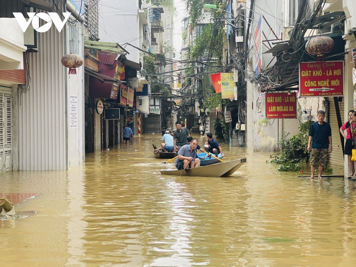 Người dân Hà Nội chèo thuyền đi lại trên nhiều ngõ phố gần sông Hồng