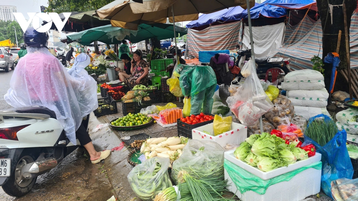 hang thiet yeu o thai nguyen day du, thit va rau xanh tang gia hinh anh 2