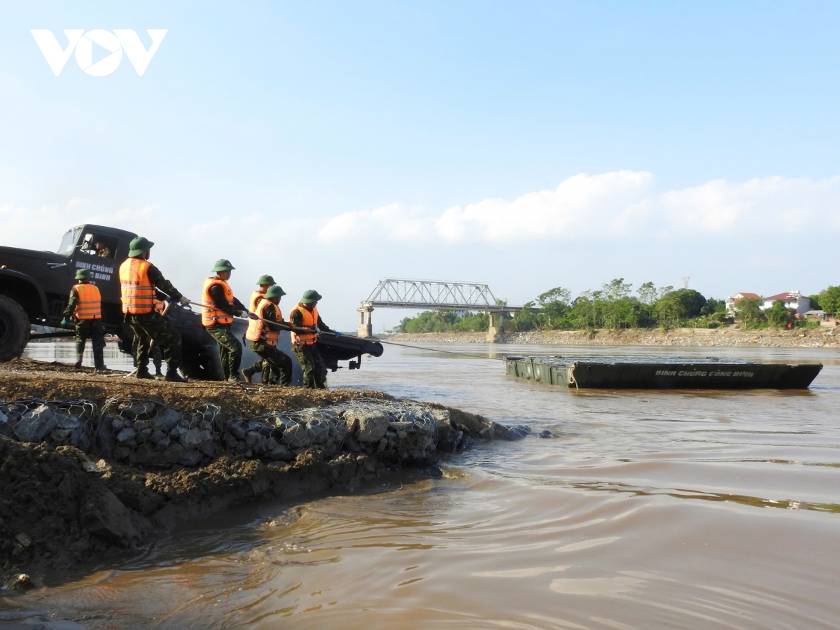 Sáng nay công binh chính thức bắc cầu phao tại khu vực cầu Phong Châu