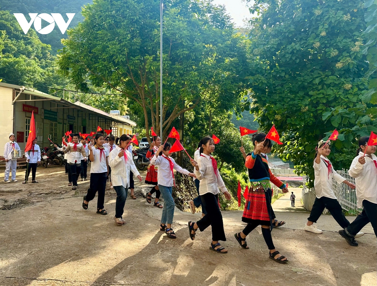 le khai giang dac biet o vung dong bao dan toc, vung kho khan hinh anh 20