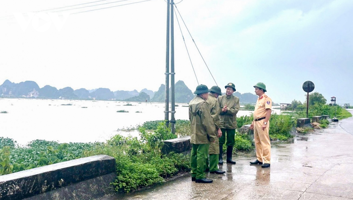 can bo, chien sy cong an ninh binh ho tro dan den noi tranh lu an toan hinh anh 3