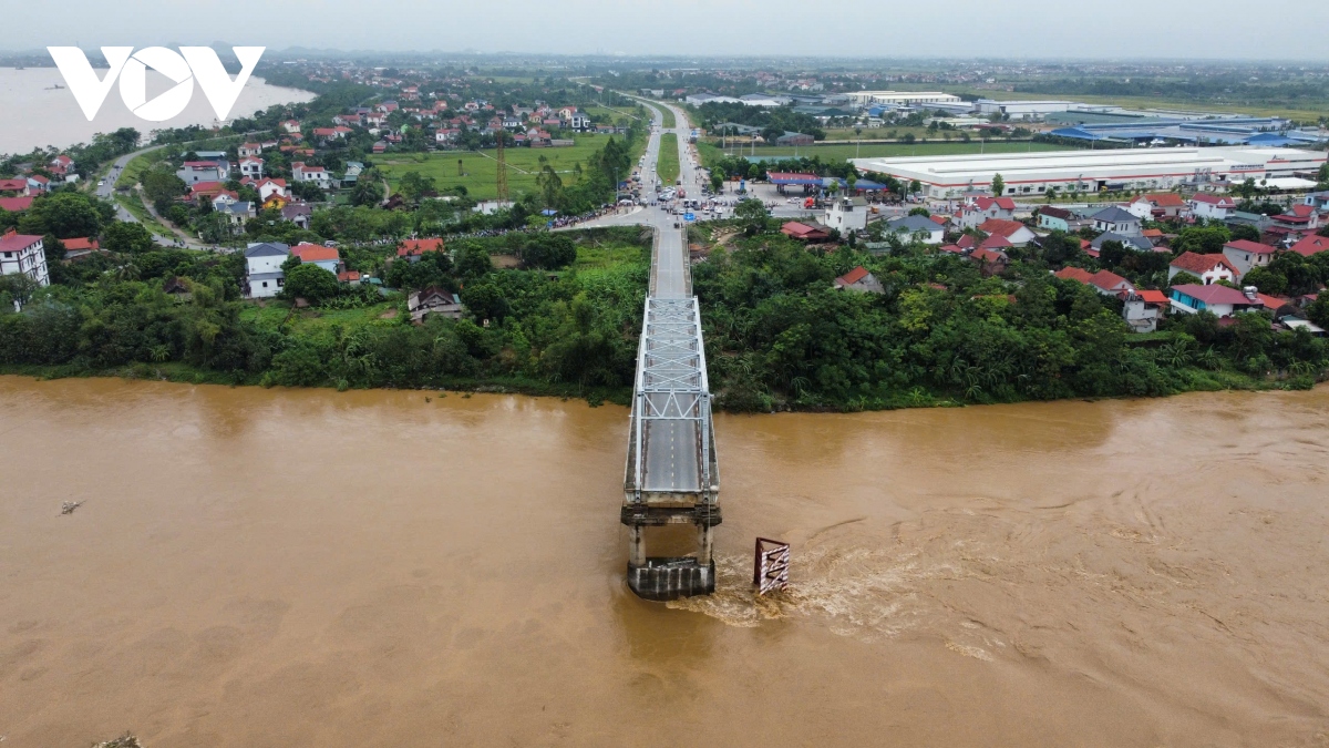 Vụ sập cầu Phong Châu: Có 5 xe ô tô, 4 xe máy, 9 người rơi xuống sông