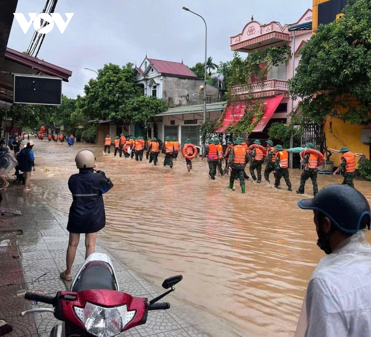 nuoc lu o huyen ha hoa, phu tho len cao, 1 xa bi co lap hinh anh 13