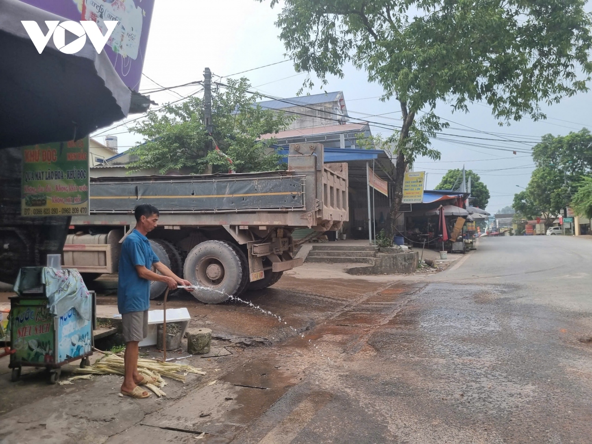 hang doan xe cho dat tan pha nhieu tuyen duong o pho yen, thai nguyen hinh anh 8