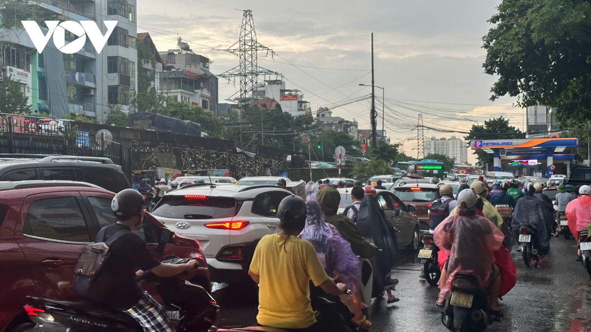 nguoi dan voi ve tranh bao, cac tuyen duong tai ha noi ket cung tu 15h chieu hinh anh 11