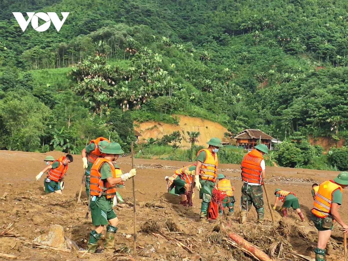 luc luong vu trang dam minh trong bun dat tim kiem nan nhan o lang nu hinh anh 2