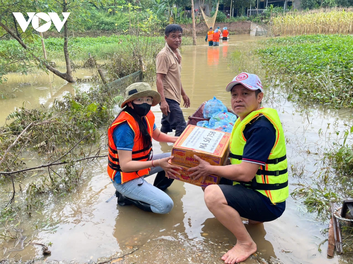 bao Dien tu vov cung cac nha hao tam ve voi ba con vung lu ha hoa hinh anh 7