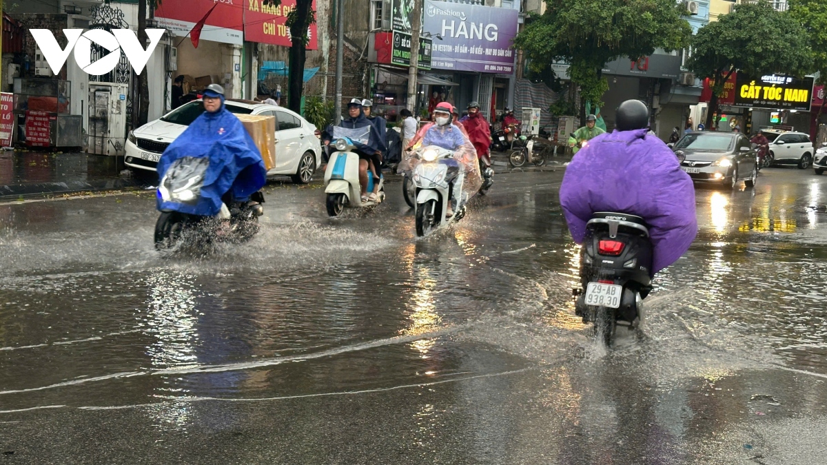 nguoi dan voi ve tranh bao, cac tuyen duong tai ha noi ket cung tu 15h chieu hinh anh 12