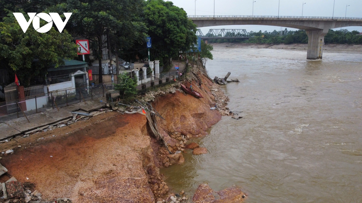 Phát hiện vết sạt lở dài gần 100m dọc sông Lô gần cầu Hạc Trì (Phú Thọ)