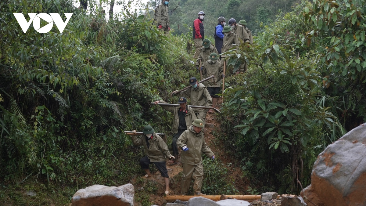 vuot 20 km duong rung dua nan nhan tro ve voi gia dinh hinh anh 3