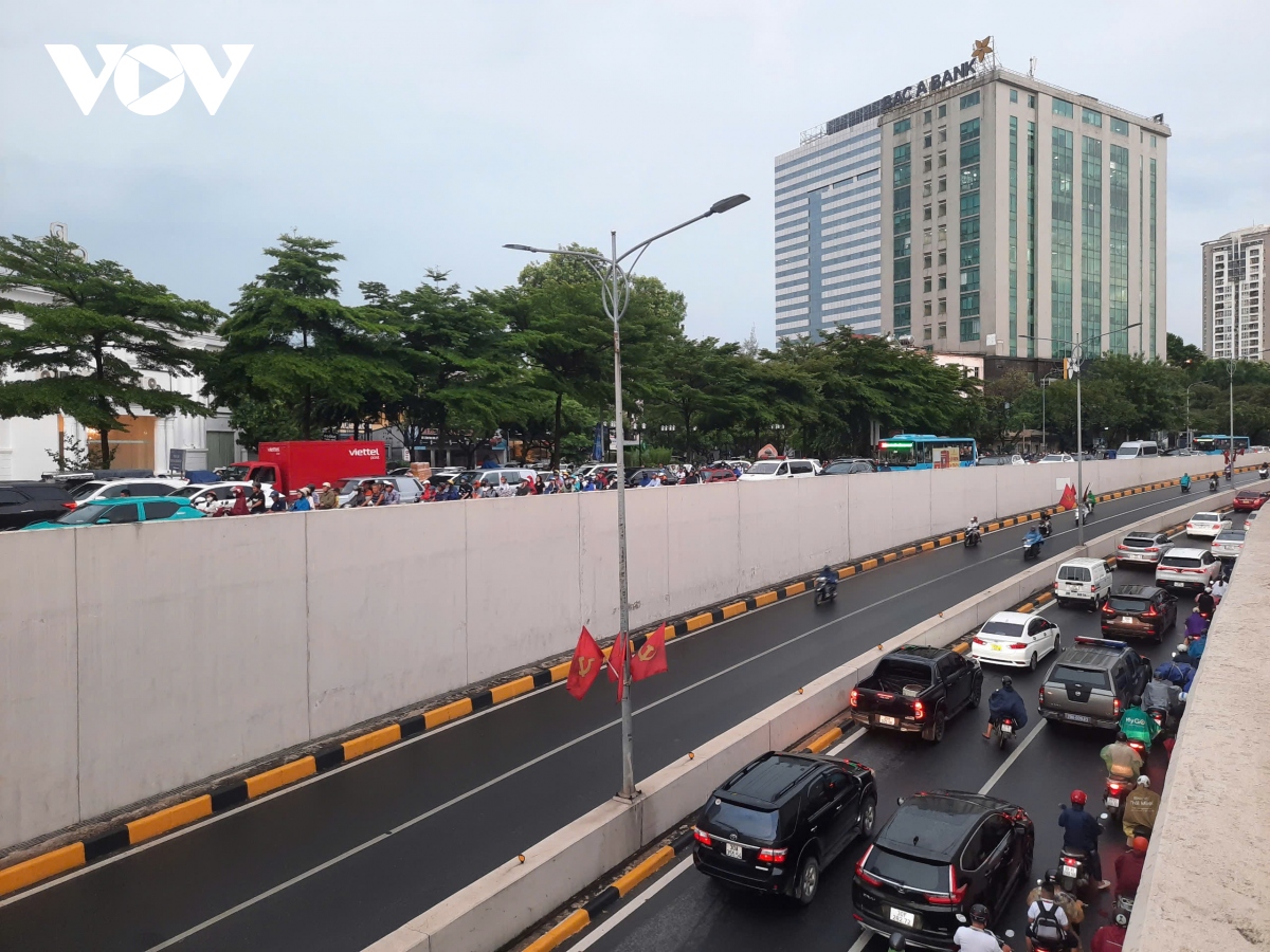 nguoi dan voi ve tranh bao, cac tuyen duong tai ha noi ket cung tu 15h chieu hinh anh 7