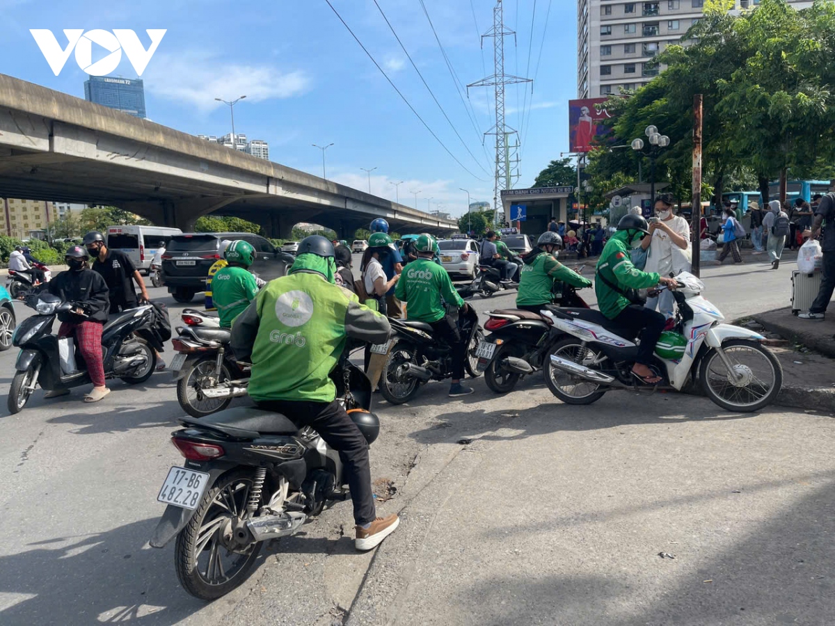 nguoi dan do ve ha noi sau ky nghi le 2 9, giao thong un tac cuc bo hinh anh 3