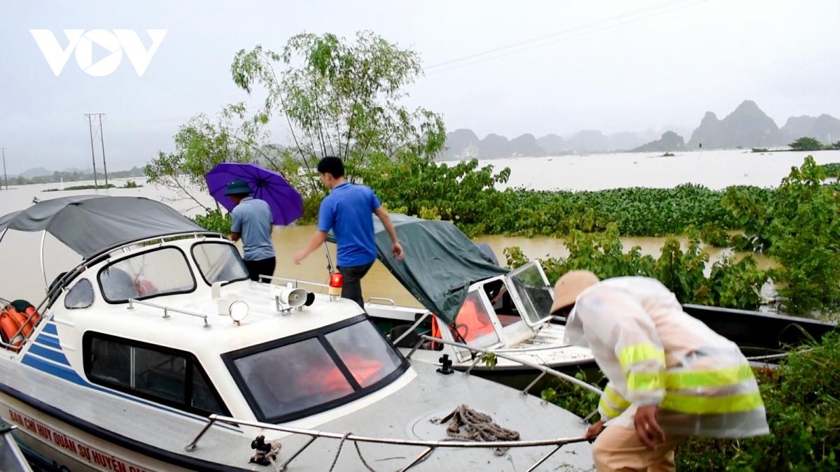 can bo, chien sy cong an ninh binh ho tro dan den noi tranh lu an toan hinh anh 24