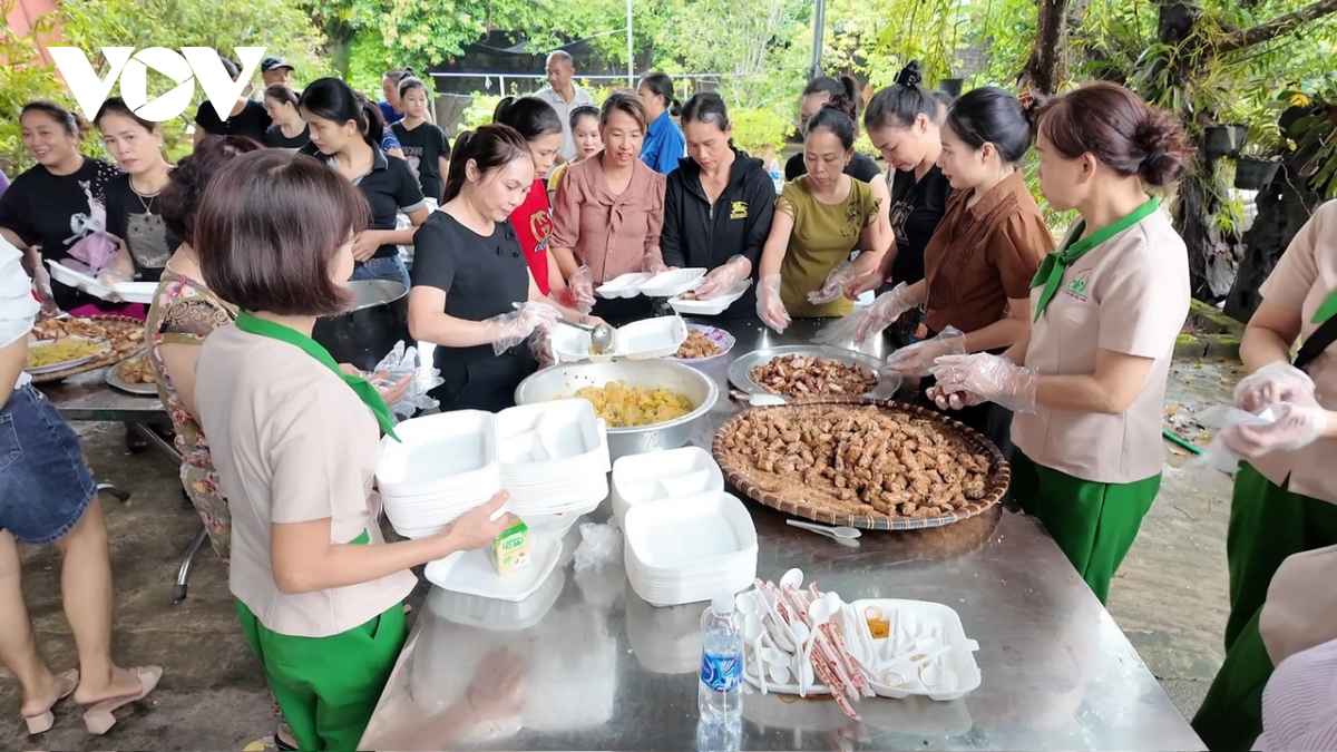 Ấm lòng những suất cơm thiện nguyện tại huyện Bắc Quang tỉnh Hà Giang