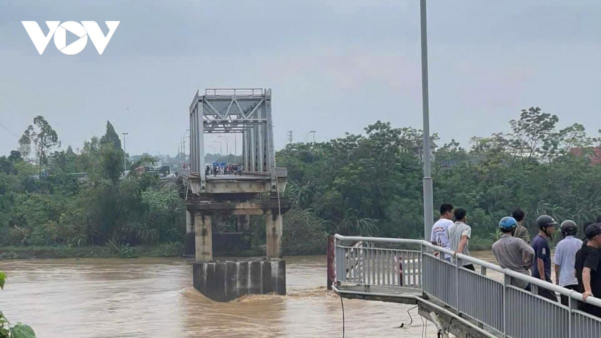 Khoảnh khắc cầu Phong Châu đổ sập kéo theo phương tiện rơi xuống sông