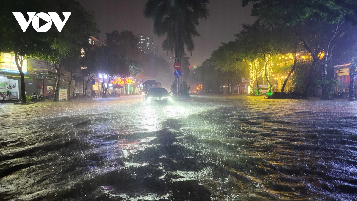 mua lon vao gio tan tam, nhieu duong pho ha noi ngap sau, un tac nghiem trong hinh anh 2