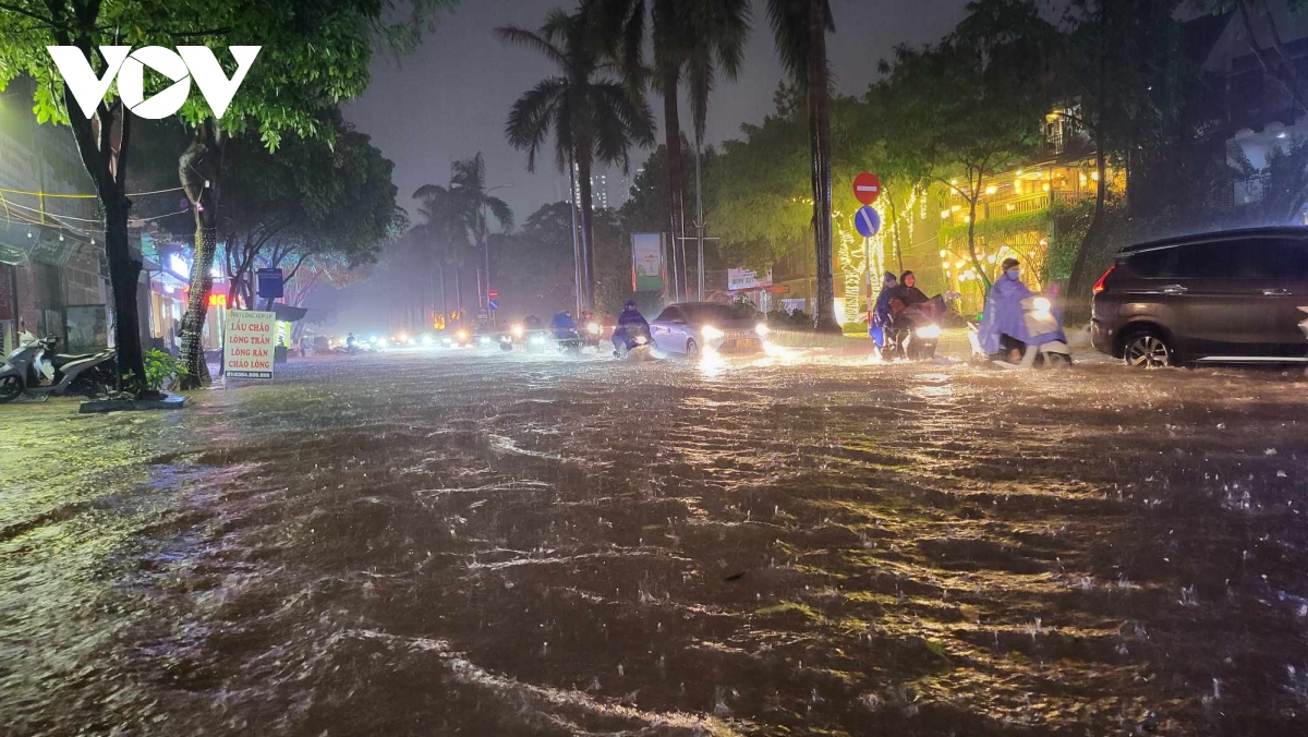 Hà Nội: Mưa lớn vào giờ tan tầm khiến nhiều đường ngập sâu, ùn tắc nghiêm trọng