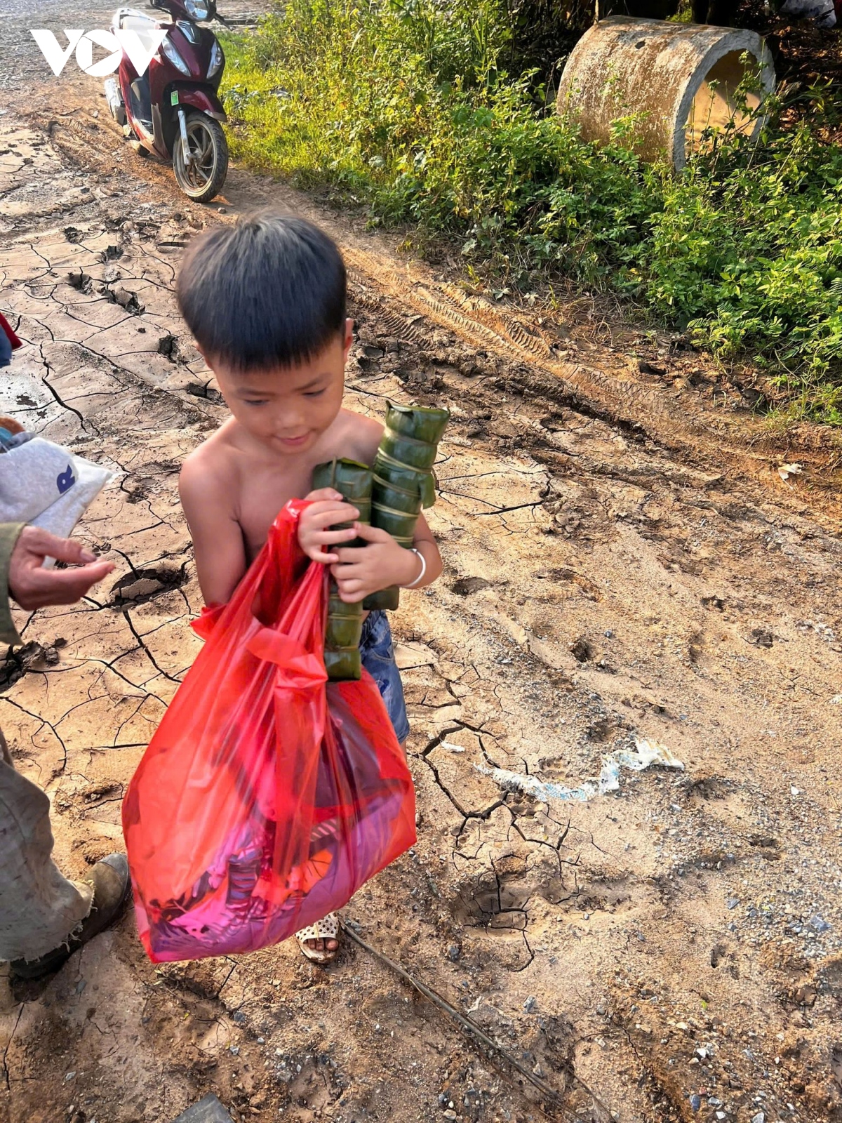 xuc dong nhung hinh anh tiep suc nguoi dan lang nu va vung lu hinh anh 4