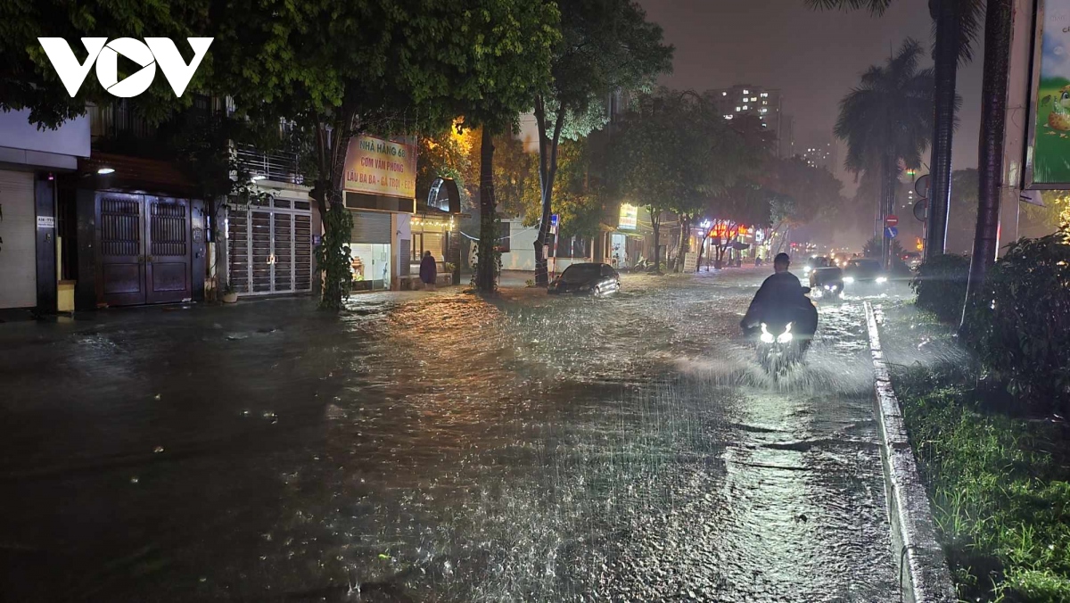 mua lon vao gio tan tam, nhieu duong pho ha noi ngap sau, un tac nghiem trong hinh anh 6