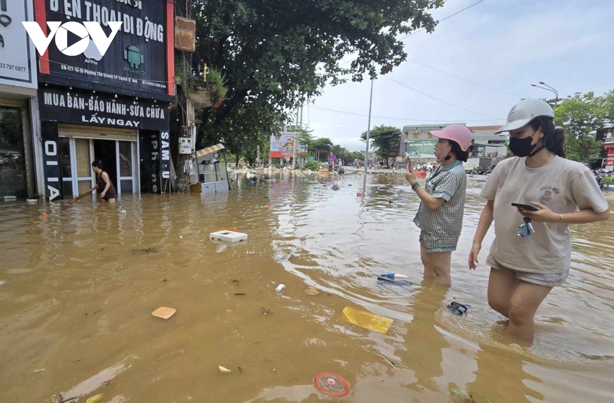 thanh pho tuyen quang tro lai phong quang, sach dep chi sau 1 ngay nuoc rut hinh anh 1