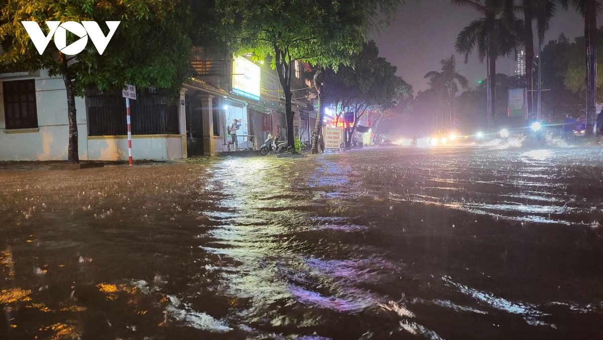 mua lon vao gio tan tam, nhieu duong pho ha noi ngap sau, un tac nghiem trong hinh anh 7