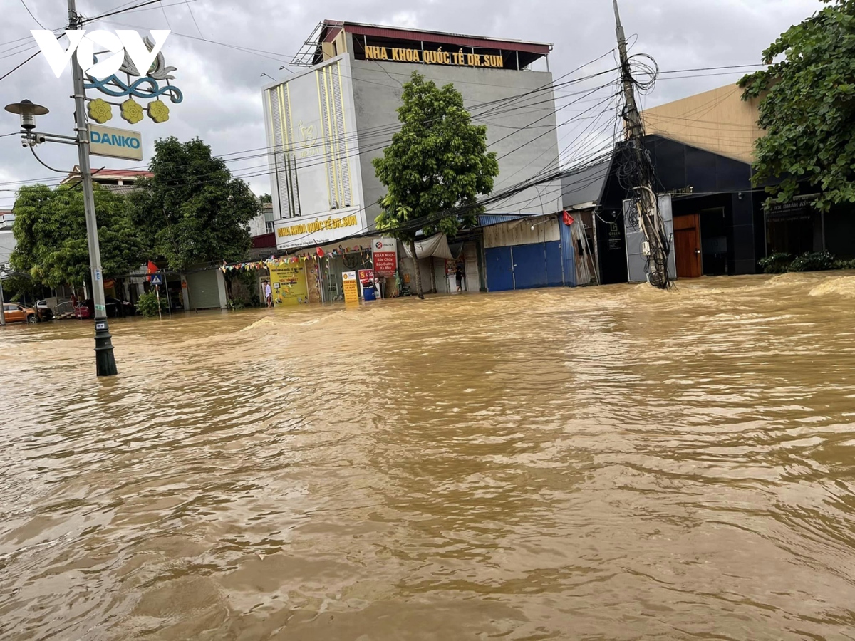 thanh pho thai nguyen ngap trong nuoc lu, khan cap di doi dan hinh anh 15