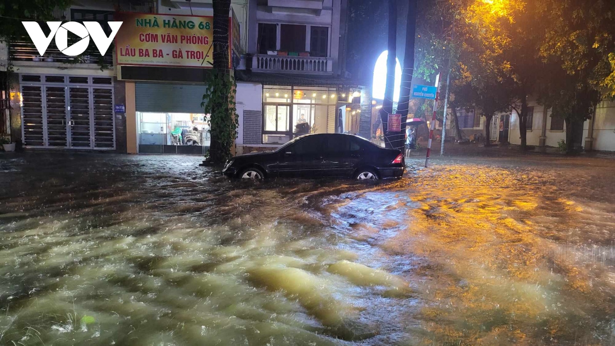 mua lon vao gio tan tam, nhieu duong pho ha noi ngap sau, un tac nghiem trong hinh anh 3