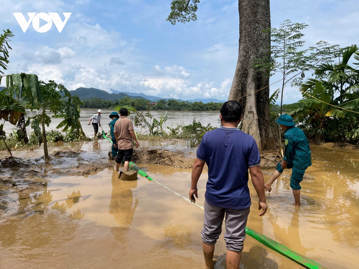 giao vien va phu huynh vung lu vet bun don truong de don hoc sinh hinh anh 13